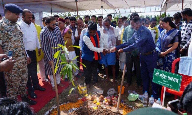 वृक्षारोपण अभियान: एक पेड़ बस्तर के देवी-देवताओं के नाम