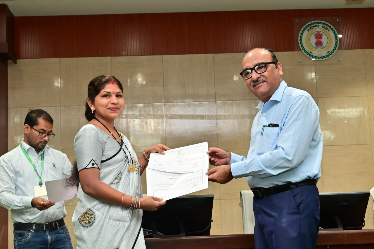 ई-ऑफिस में समयबद्ध कार्य करने और उपस्थिति में श्रेष्ठ प्रदर्शन करने वाले अधिकारी-कर्मचारियों को मुख्य सचिव ने किया सम्मानित