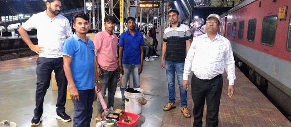 अवैध वेंडर एवं बिना लगेज बुक के फल पकड़े गए, प्लेटफार्म पर धूम्रपान, पकड़ा गया