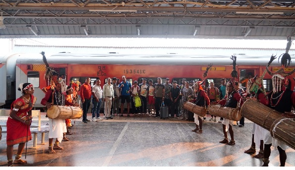 खेलो इंडिया ट्रायबल गेम्स : केरल की एथलेटिक्स टीम पहुंची जगदलपुर, पारंपरिक लोकनृत्य से हुआ भव्य स्वागत