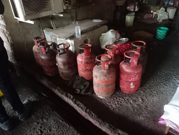 रायपुर में घरेलू एलपीजी के दुरुपयोग व कालाबाजारी पर सख्ती, 350 से अधिक गैस सिलेंडर जब्त