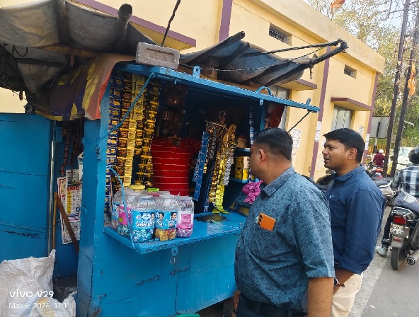 शिक्षण संस्थाओं के आसपास की पान दुकानों में पहुंची निगम टीम, गुटखा, सिगरेट, तम्बाकू, पान मसाला के पाउच पैकेटस जब्त
