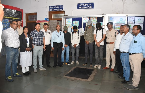 टिकट चेकिंग स्क्वाड ने डुप्लीकेट एमएसटी रेल टिकट बनाने वालों को पकड़ा