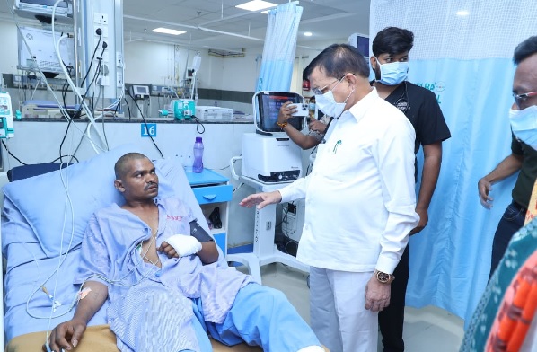 सिंघीतराई प्लांट हादसा: कैबिनेट मंत्री देवांगन ने घायलों का जाना हालचाल, बेहतर उपचार के दिए निर्देश