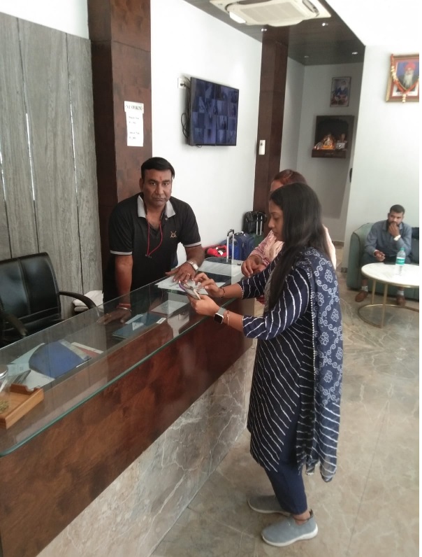 होटल त्रिमूर्ति इन पर गन्दगी मिलने पर 10000 रूपये का ई चालान