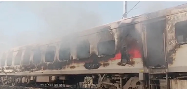 राजधानी एक्सप्रेस के AC कोच में लगी भीषण आग, सूझबूझ से टला बड़ा हादसा, सभी 68 यात्री सुरक्षित