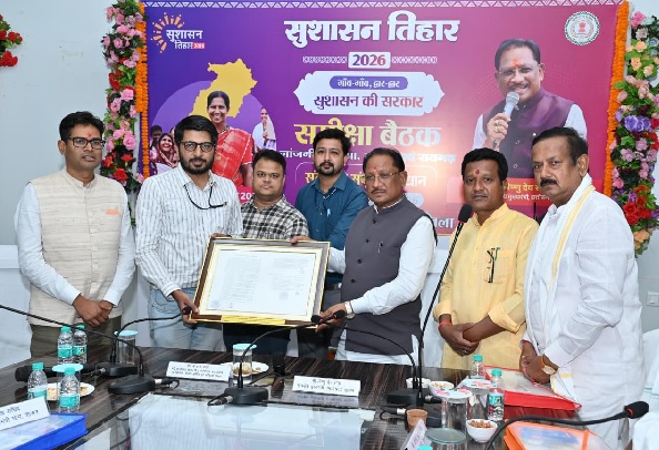 धरमजयगढ़ में बनेगा 100 बिस्तरों का अत्याधुनिक बहुउद्देशीय अस्पताल, सीएम ने अजीम प्रेमजी फाउंडेशन को सौंपी भूमि आबंटन आदेश की प्रति