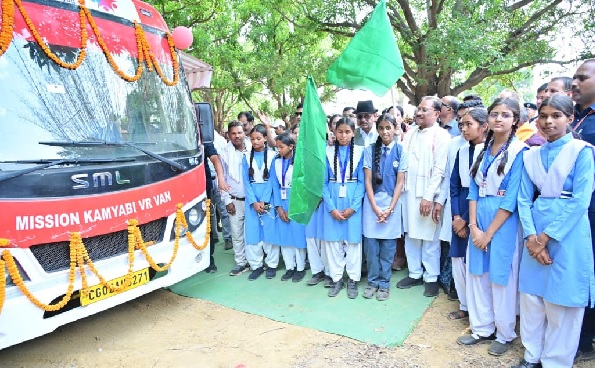मुख्यमंत्री साय ने ‘कामयाबी वेन’ को दिखाई हरी झंडी, दूरस्थ गांवों के विद्यार्थियों तक पहुंचेगी डिजिटल शिक्षा की नई रोशनी