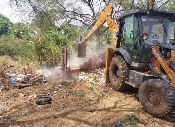फुण्डहर में सरकारी जमीन पर बना अवैध कब्जा हटाया गया, चला प्रशासन का बुलडोजर