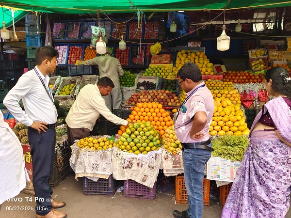 खाद्य विभाग का विशेष अभियान : जांच में 52 फर्मों का निरीक्षण, 105 किलो सड़े आम व केले नष्ट