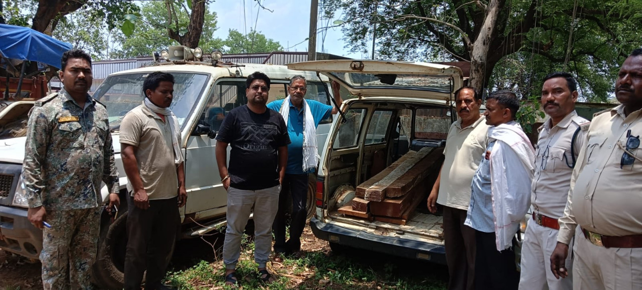 अवैध साल लकड़ी परिवहन पर वन विभाग की बड़ी कार्रवाई, 9 नग साल चिरान जब्त, चालक फरार