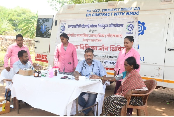 निःशुल्क स्वास्थ्य सेवा को गांव-गांव तक पहुंचा रहा एनएमडीसी, सैकड़ों ग्रामीणों को मिला उपचार