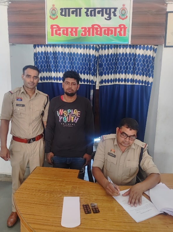 नशीली टेबलेट की बिक्री, ग्राहक तलाश रहे नशे के व्यापारी पर पुलिस का प्रहार