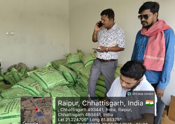 अवैध उर्वरक पर जिला प्रशासन की कार्रवाई, दो संस्थानों से भारी मात्रा में अवैध खाद जब्त