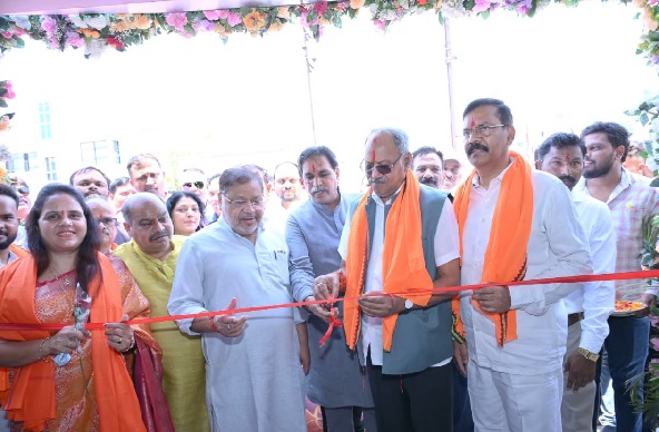 रायपुर पश्चिम को ₹1.20 करोड़ की सौगात: सांसद बृजमोहन अग्रवाल और विधायक राजेश मूणत ने किया ‘महतारी सदन’ व ‘महिला योग भवन’ का लोकार्पण
