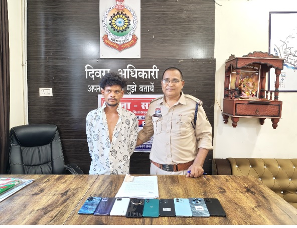 दो अलग-अलग मामलों में 2 शातिर चोर गिरफ्तार, 11 नग महंगे स्मार्टफोन, कीमती घड़ियां और नकदी बरामद