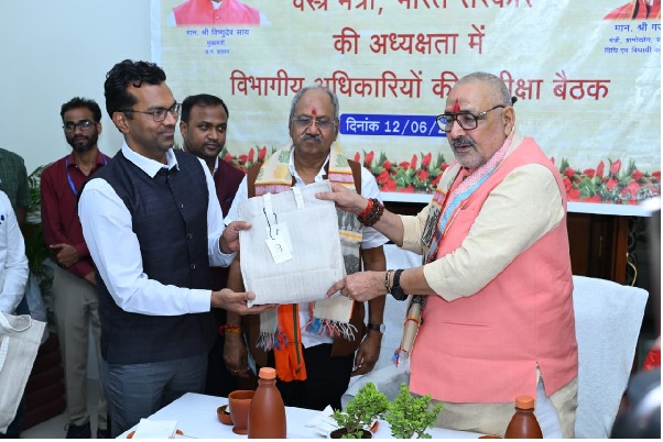 रेशम, खादी और हथकरघा क्षेत्र को नई दिशा: बुनकरों और शिल्पियों की आय बढ़ाने के लिए डिजाइन प्रशिक्षण एवं नवाचार पर जोर