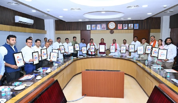 सीएम हेल्पलाइन 1076 का शुभारंभ : अब एक कॉल पर सुनी जाएगी जनता की हर समस्या, 42 विभागों के 8 हजार अधिकारी 1195 श्रेणियों में शिकायतों का करेंगे समयबद्ध निराकरण