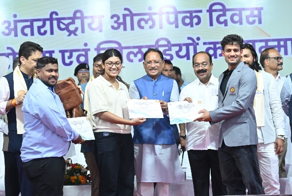 सीएम साय ने खिलाड़ियों का बढ़ाया उत्साह, 2036 पौधों के रोपण से ओलंपिक मेजबानी के संकल्प को दी नई ऊर्जा