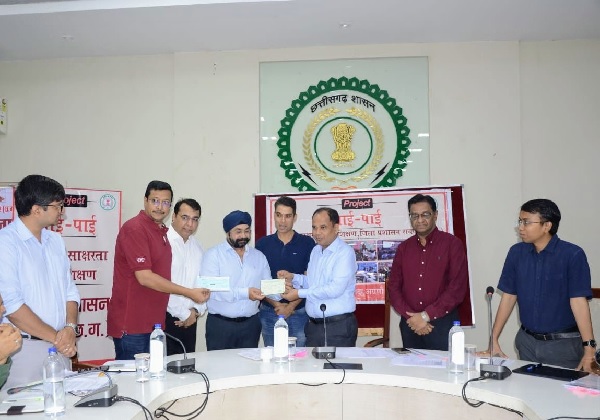 रायपुर ऑटोमोबाइल डीलर्स एसोसिएशन ने रेडक्रॉस सोसाइटी के लिए दी सहयोग राशि, कलेक्टर को सौंपा 1 लाख रूपए का चेक