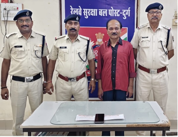 आरपीएफ ने टिकट दलाल को पकड़ा