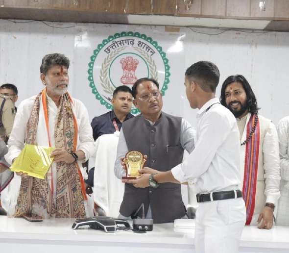 सीएम साय ने मेधावी विद्यार्थियों का किया सम्मान