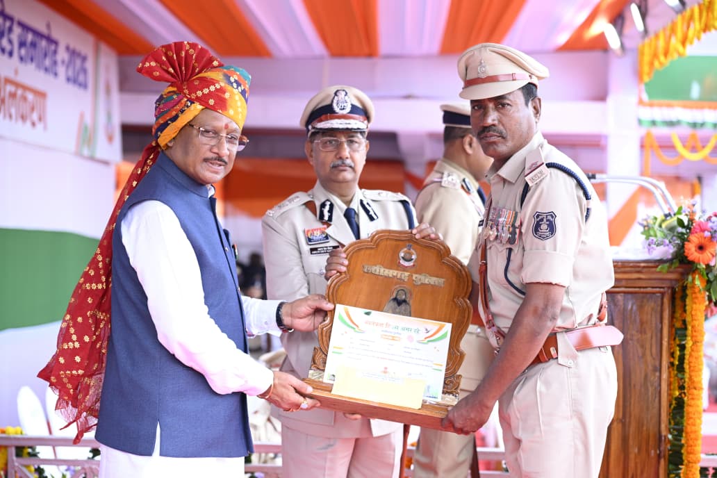 मुख्यमंत्री साय के हाथों उत्कृष्ट सेवा के लिए सम्मानित हुए पुलिस एवं नगर सेना के अधिकारी-कर्मचारी पदक व राज्य स्तरीय पुरस्कारों से अलंकृत