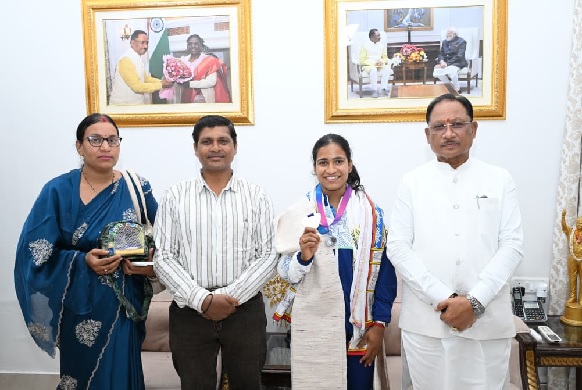 राष्ट्रमंडल खेलों की रजत पदक विजेता ज्ञानेश्वरी यादव का सीएम हाउस में भव्य स्वागत, प्रोत्साहन राशि और आउट ऑफ टर्न की घोषणा