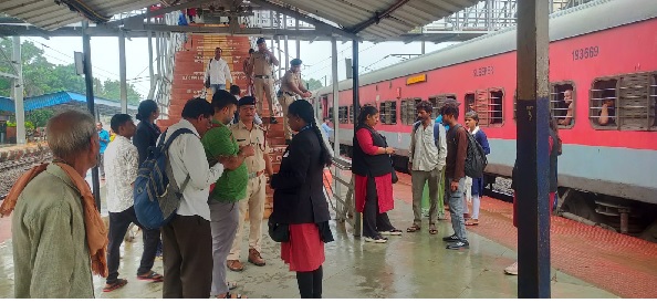 भाटापारा स्टेशन पर किलाबंदी टिकट चेकिंग, 287 मामलों से 2,45,835 रुपए का राजस्व