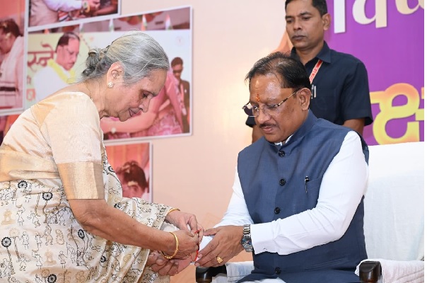 मुख्यमंत्री निवास में रक्षाबंधन का आत्मीय उल्लास, विभिन्न क्षेत्रों से पहुंचीं माताओं-बहनों ने मुख्यमंत्री को बांधी राखी