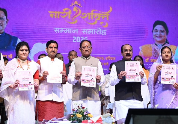 नारी शक्ति सम्मान समारोह में विभिन्न क्षेत्रों में उत्कृष्ट योगदान देने वाली महिलाओं का मुख्यमंत्री ने किया सम्मान