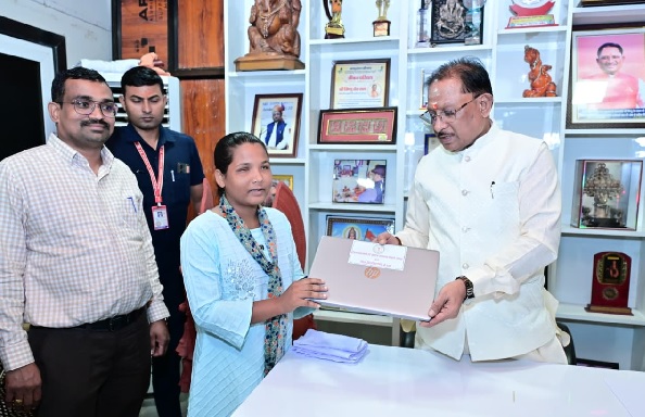 दृष्टिबाधा नहीं बनी बाधा, जयमंती के सपनों को मिली डिजिटल उड़ान, सीएम ने दृष्टिबाधित छात्रा जयमंती खेस को भेंट किया लैपटॉप