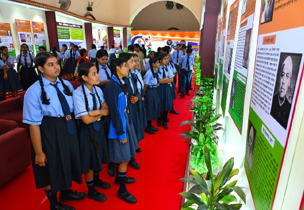 टाउन हॉल में छायाचित्र प्रदर्शनी देखने उमड़ी भीड़, एआई तकनीक से विरासत और पर्यटन का अभिनव अनुभव