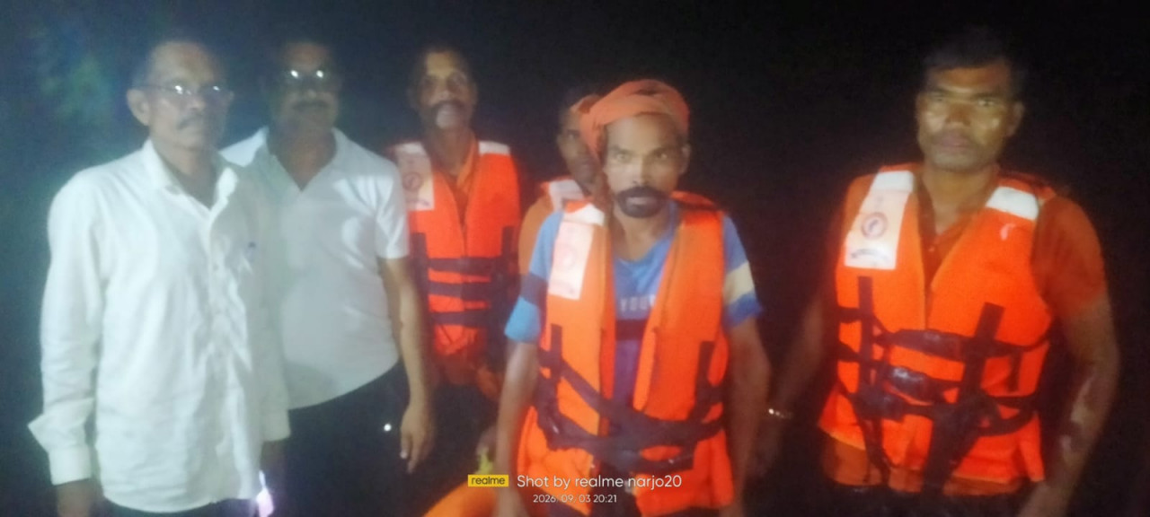 सूरजपुर में बड़ा हादसा टला, उफनती नदी में चट्टान पर फंसे ग्रामीण का डीडीआरएफ टीम ने किया सुरक्षित रेस्क्यू