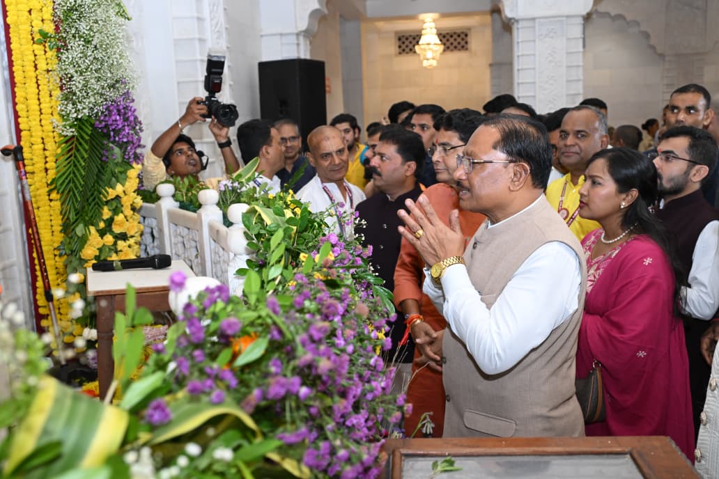 भगवान श्रीकृष्ण और राधारानी के दर्शन कर मुख्यमंत्री ने किया शंख अभिषेक, हरे कृष्ण महामंत्र का घोष