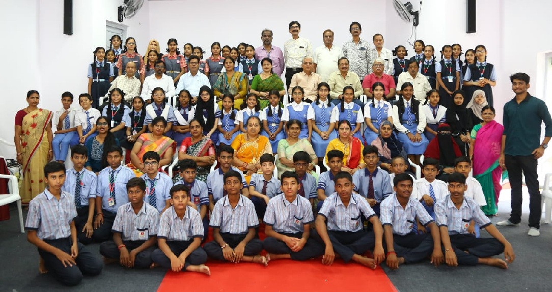 एनएमडीसी द्वारा सरकारी विद्यालयों के विद्याथियों के लिएहिंदी निबंध लेखन एवं हिंदी वाक् प्रतियोगिताओं का आयोजन