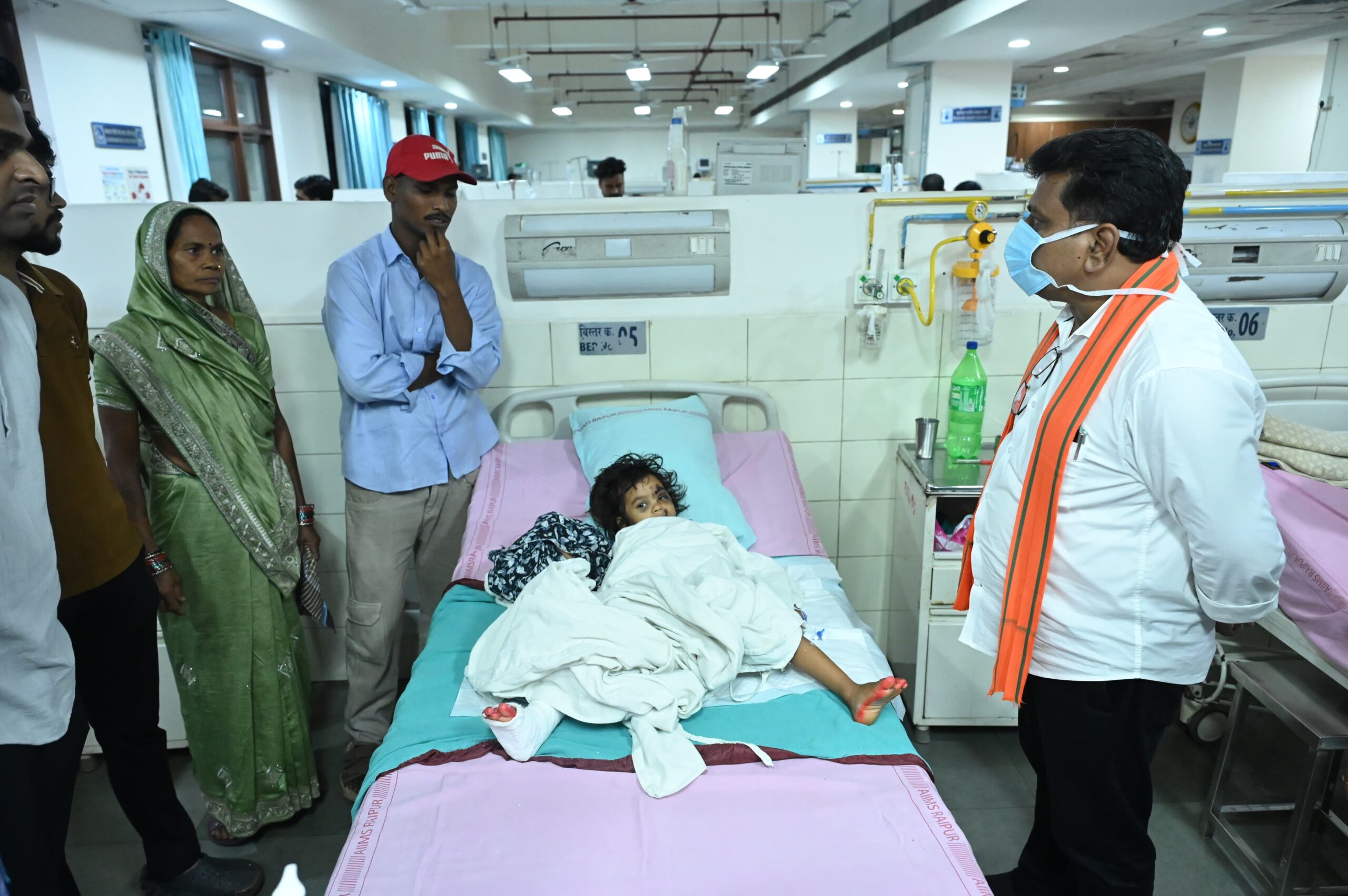 उप मुख्यमंत्री शर्मा ने एम्स रायपुर में महाराष्ट्र सड़क हादसे के घायलों से की मुलाकात, बेहतर इलाज के दिए निर्देश