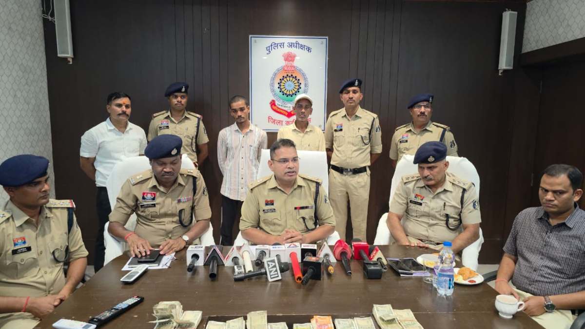 12.50 लाख की चोरी का खुलासा, पिता-पुत्र गिरफ्तार,11.53 लाख रुपए बरामद
