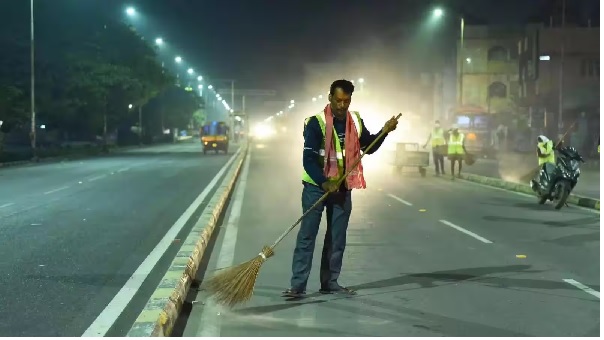 ‘नमस्ते’ योजना में छत्तीसगढ़ संयुक्त रूप से देश में प्रथम, राज्य के 1428 सीवर एवं सेप्टिक टैंक कर्मियों को पीपीई किट वितरित
