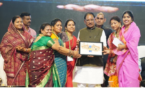स्टेडियम में गूंजा तीजा तिहार का उल्लास, मुख्यमंत्री साय ने बहनों संग साझा की पर्व की खुशियां