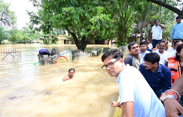 बाढ़ की मुश्किल घड़ी में अपनों के बीच पहुंचे वित्त मंत्री ओ.पी. चौधरी, कहा हर प्रभावित परिवार के साथ खड़ी है सरकार