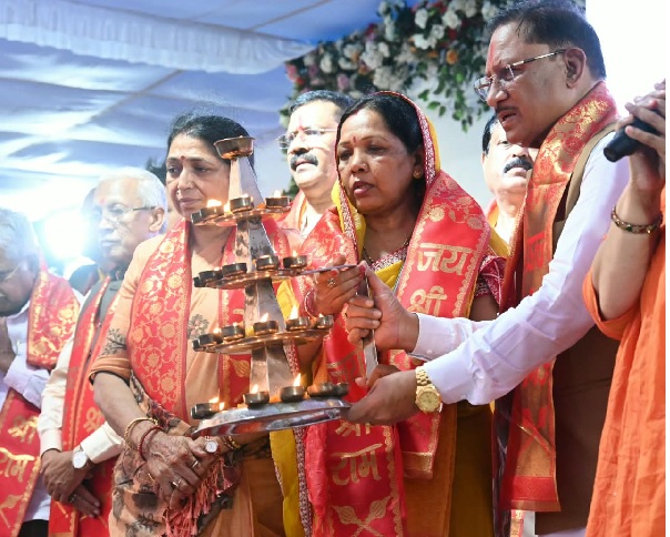 सवा लाख ‘आशीर्वाद के दीपों’ से जगमगाया खारुन तट, प्रधानमंत्री मोदी के स्वस्थ और दीर्घायु जीवन के लिए हुई महाआरती