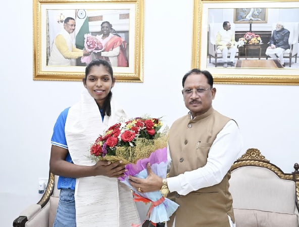 एशियन गेम्स की स्वर्ण पदक विजेता टीम की संजू देवी को मुख्यमंत्री साय ने 51 लाख रुपए की प्रोत्साहन राशि देने की घोषणा की