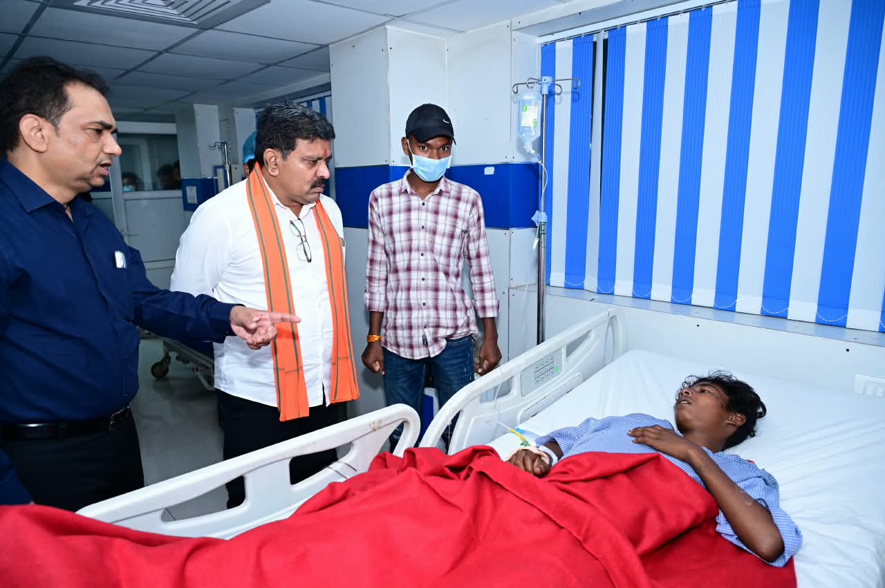 उप मुख्यमंत्री शर्मा ने अस्पताल पहुंचकर जाना सड़क हादसे में घायलों का हाल