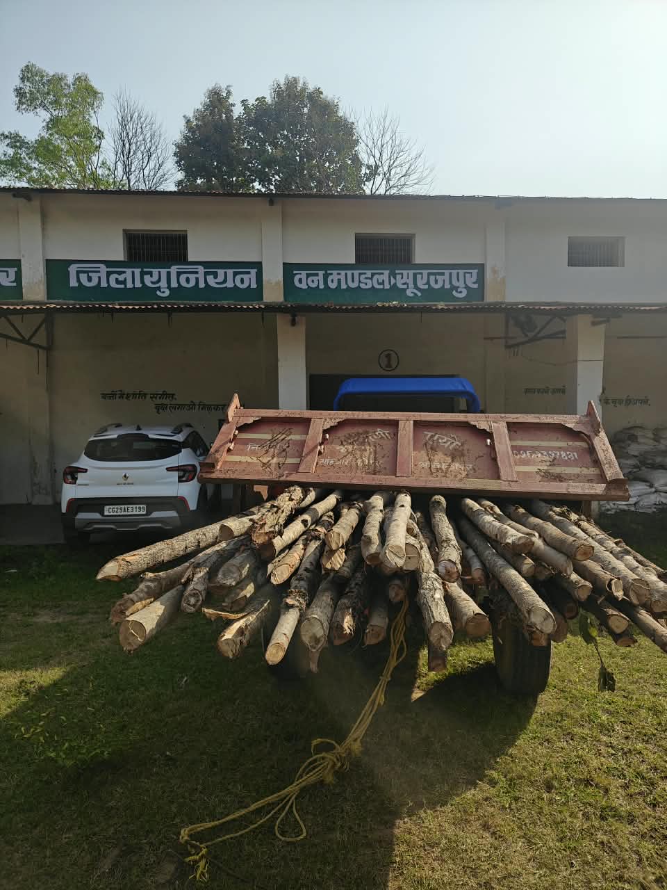 वन संपदा की सुरक्षा के लिए अवैध परिवहन पर कार्रवाई, सूरजपुर में दो वाहन जब्त