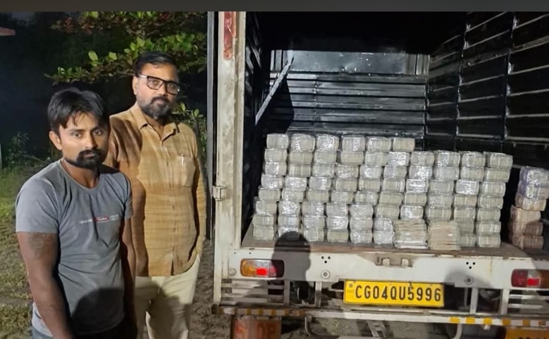 पिकअप के गुप्त चेंबर से मिले 4 करोड़ रुपये, मचा हड़कंप