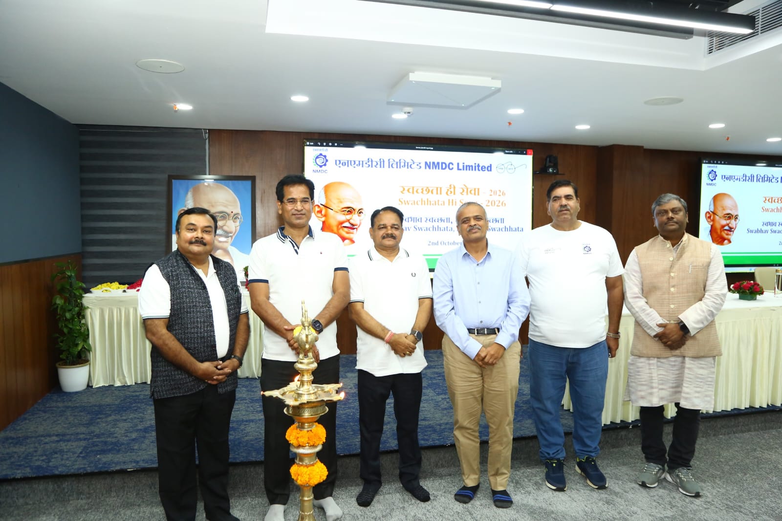 राष्ट्रपिता महात्मा गांधी की 157वीं जयंती पर NMDC ने दी श्रद्धांजलि, सत्य और अहिंसा के आदर्शों को किया नमन
