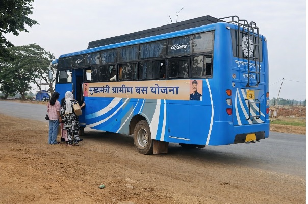 मुख्यमंत्री ग्रामीण बस योजना का एक वर्ष : 850 गांवों में पहली बार पहुंची नियमित बस सेवा, 13 जिलों के 106 मार्गों पर दौड़ रहीं 107 बसें