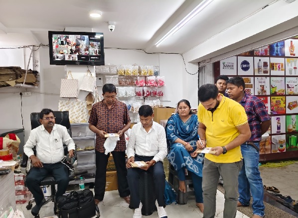 त्योहारी सीजन में मिलावट पर सख्ती, गोलबाजार में चांदी वर्क विक्रेताओं के प्रतिष्ठानों पर खाद्य विभाग की दबिश