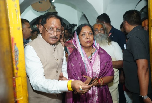 मुख्यमंत्री साय ने शिवरीनारायण में भगवान नर-नारायण के किए दर्शन, गौ माता को गुड़ और केला खिलाकर किया पूजन